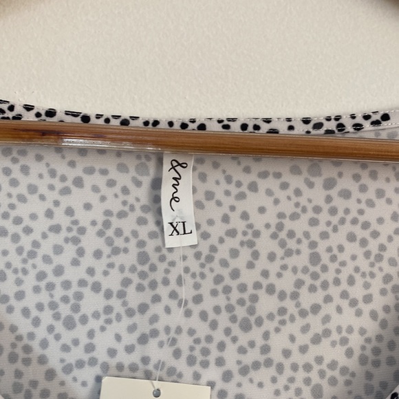 Short Sleeve T-shirt with black/grey dots. Tie on the hem - Size XL - Picture 3 of 5